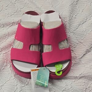 CROCS Vibrant Fushia Slide Sandals